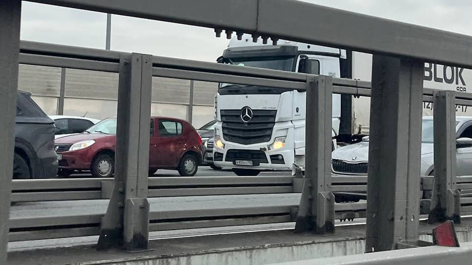 Последствия столкновения Renault Sandero с грузовиком КАМАЗ на КАД. Пробка достигла 10 км..📷Фото: Ильфат Фагизов