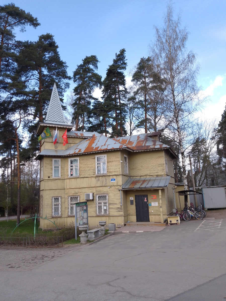 Дача на Холмистой. Вообще в посёлке много дач. Можно будет ещё раз приехать посмортеть  эти дачи. Это местные достопримечателности  