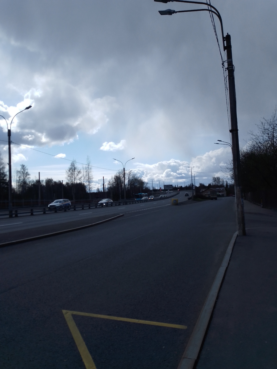 Это путепровод был построен через железную дорогу, необходимую для строительства комплекса защитных сооружниний. Вот уже много лет железная дорога никому не нужна, но если  построят курорт Марина Бей, то железная дорога возможна снова будет нужна.