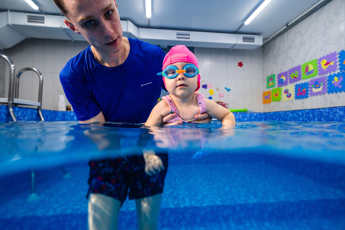 Тренер детского бассейна должен иметь профильное образование или спортивные достижения в области плавания