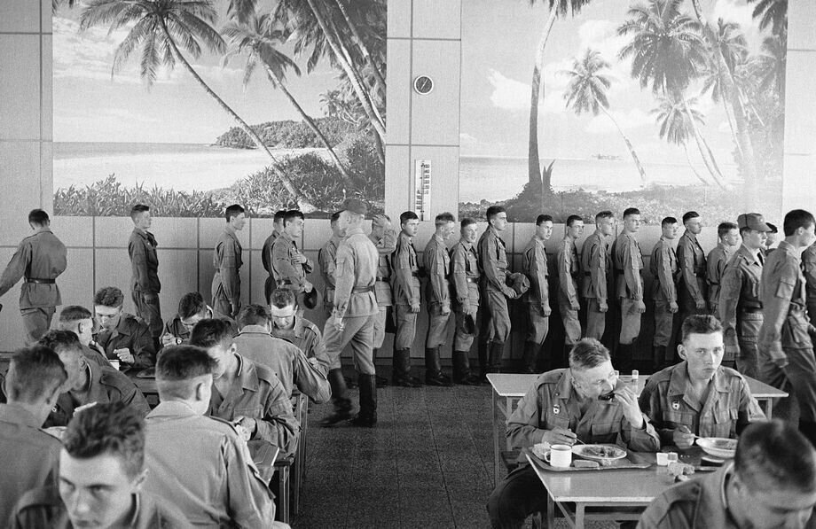 ГСВГ, Берлинская бригада, 1994 год...  Картинки на стене придают аппетит...