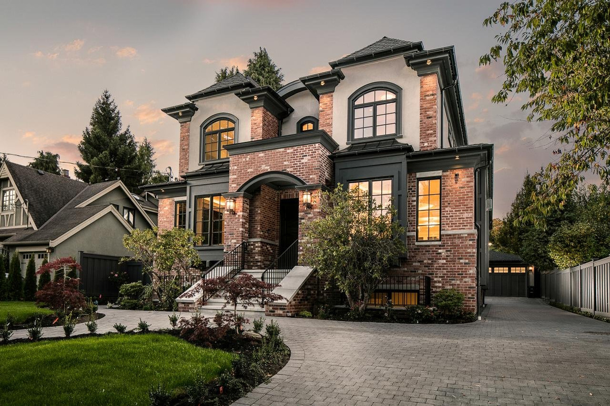 Комбинированная отделка фасада дома