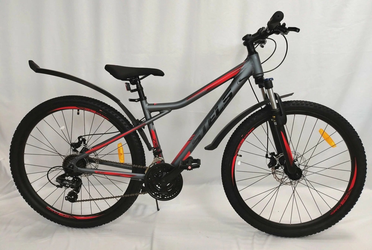 У модели Stels Navigator 710 MD есть амортизационная вилка для переднего колеса. Чем на большее расстояние может двигаться вилка при ударе колеса о препятствие, тем плавнее езда. У этого велосипеда ход вилки 80 миллиметров — этого достаточно, чтобы гасить небольшие неровности дороги. Но выполнять трюки на нём не стоит. Фото: Яндекс Маркет