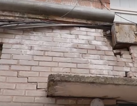     В Минусинске обрушился фасад пятиэтажки