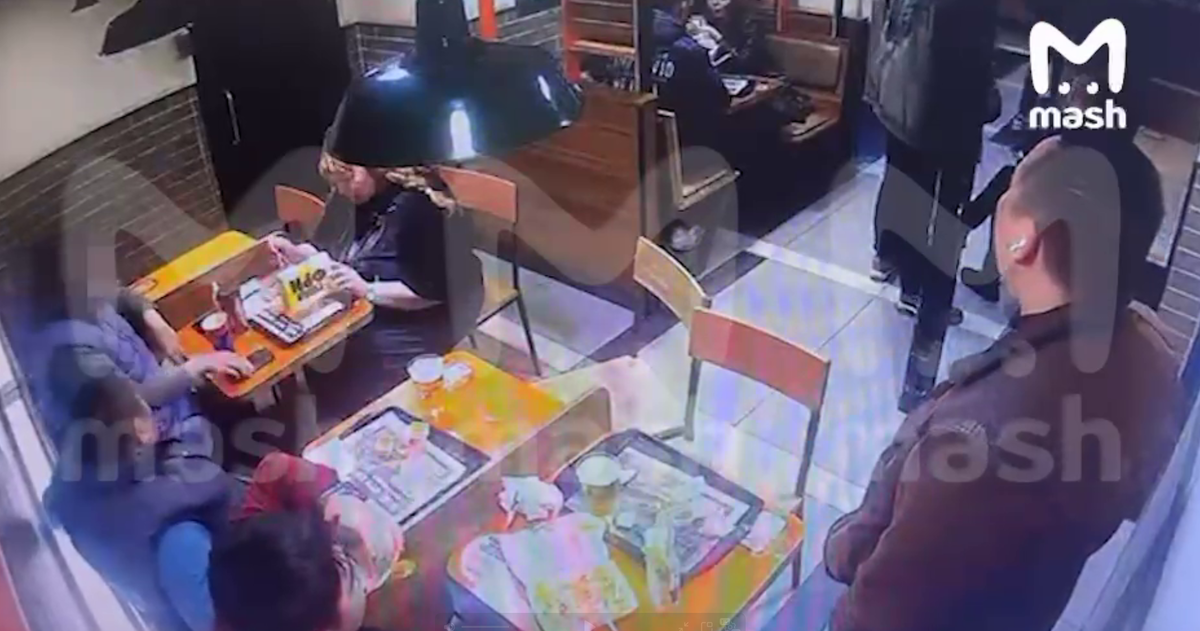 Один из мужчин сел поближе к Галине. Фото: кадры с видео