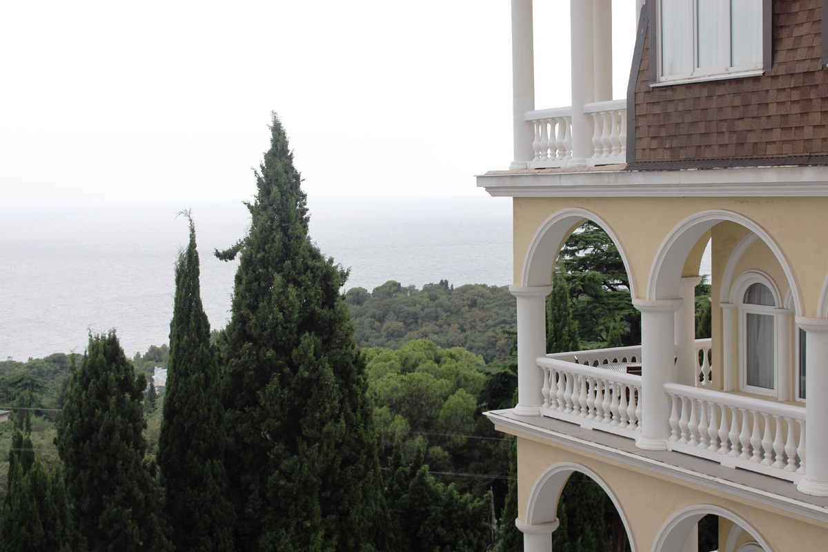 Вид на море с балкона санатория. Запах моря и кипарисов- это кайф!
