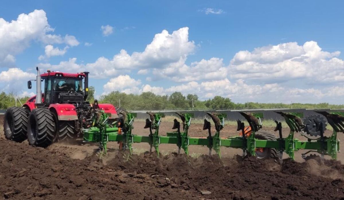     "Кировец" в работе на полях. Источник: kirovets-ptz.com Автор фото: АО «Петербургский тракторный завод»