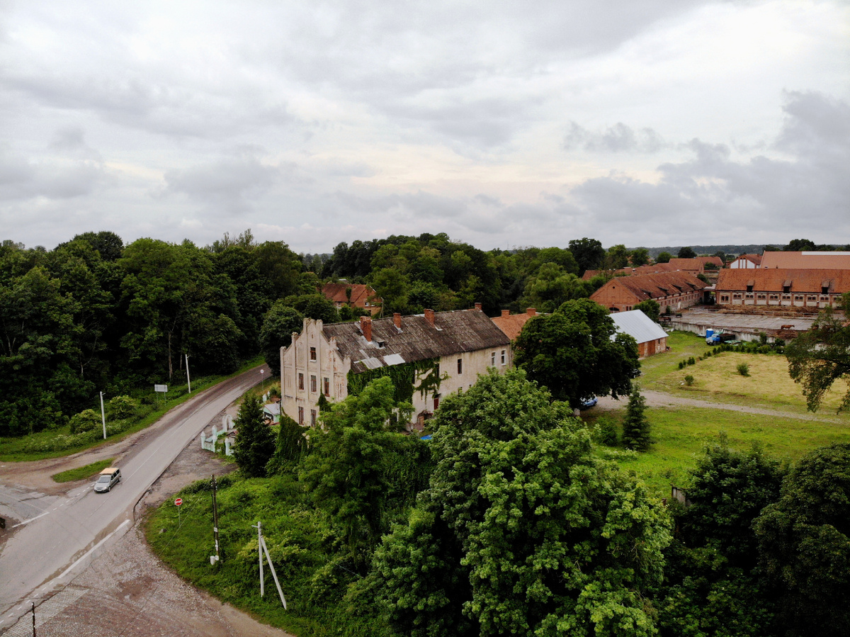 Левый флигель