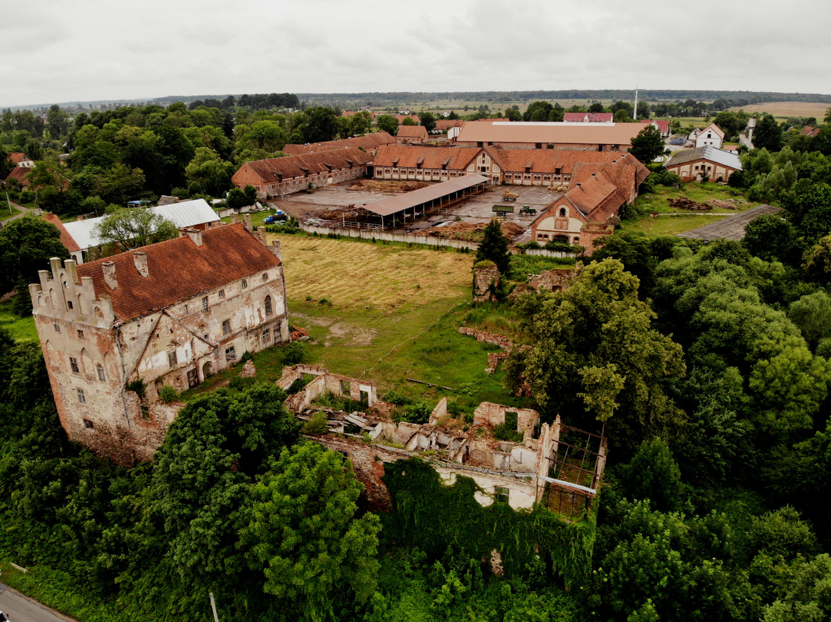 А здесь хорошо виден контур бывшей пристройки к флигелю.