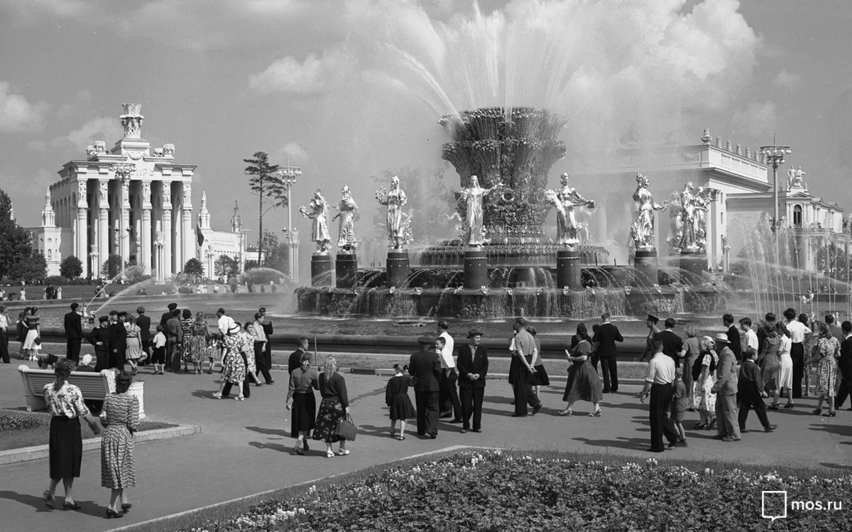 ВДНХ, МОСКВА. https://yandex.ru/images/search?from=tabbar&img_url=https%3A%2F%2Fpastvu.com%2F_p%2Fa%2Fe%2Fk%2F3%2Fek3ilikdqjeel5xk4r.jpg&lr=137626&pos=6&rpt=simage&text=ВДнх%2060%20е%20годы