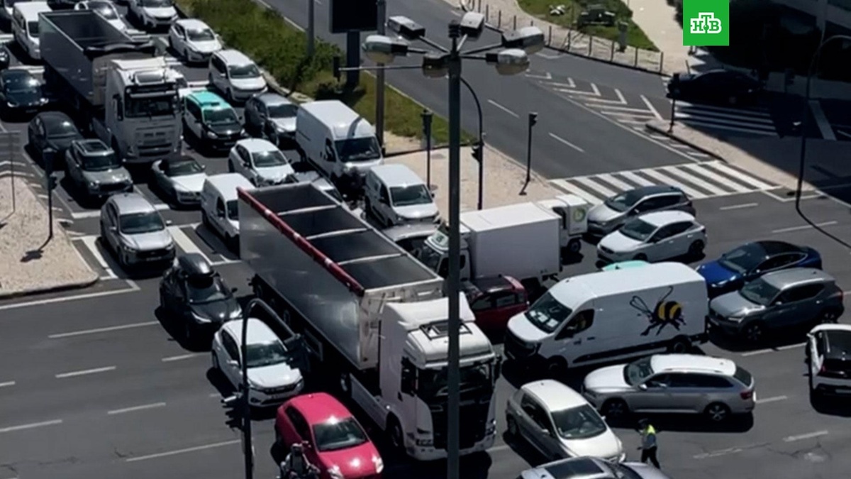    Большая часть Испании и Португалии осталась без электричества