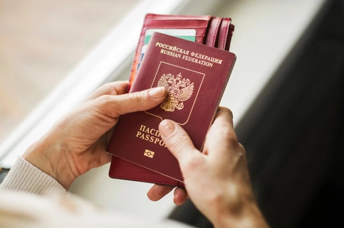    Человек, потерявший паспорт за границей, получает свидетельство на возвращение.