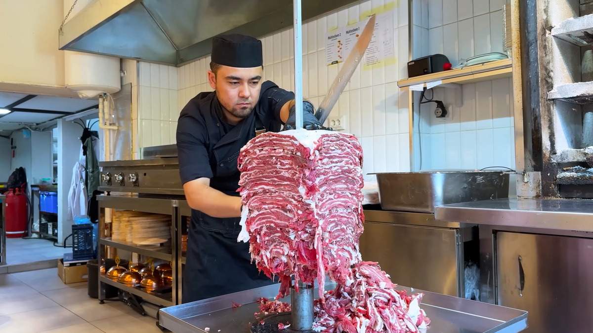 Кадр из видео, где повар формирует мясо