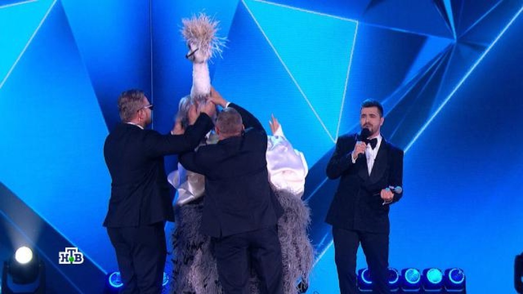    Крылышки тряслись от волнения: Страус влетел в Кремль и скинул маску в начале финала