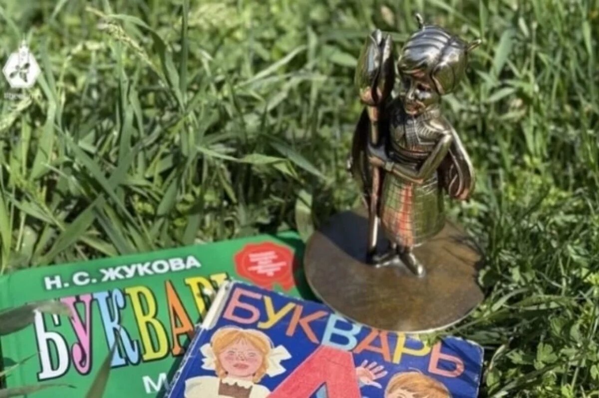    В школе под Симферополем установили бронзовую пчелу-трудяжку