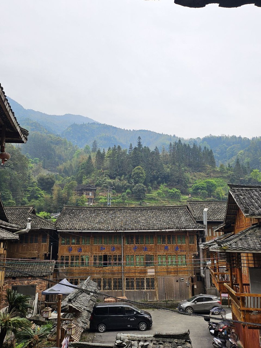 Первая остановка - национальные деревни. Фото автора.