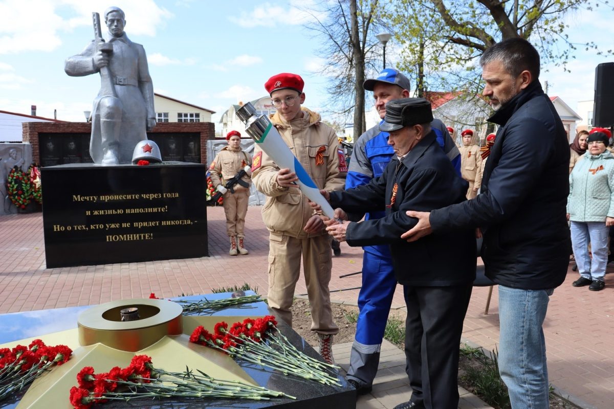    В поселке Воскресенское торжественно зажгли Вечный огонь с частицей пламени с Мамаева кургана