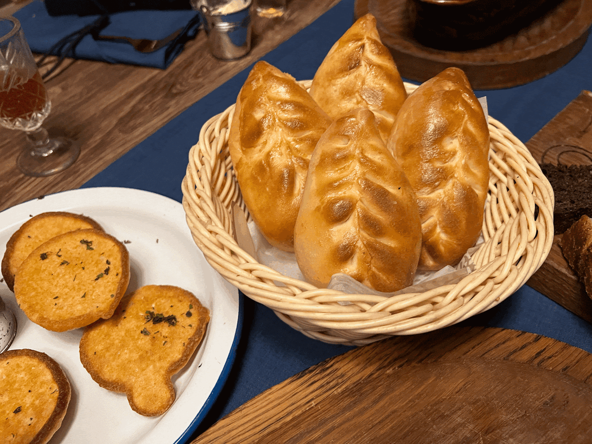 Справа пирожки с рыбой, а слева – как раз икряники