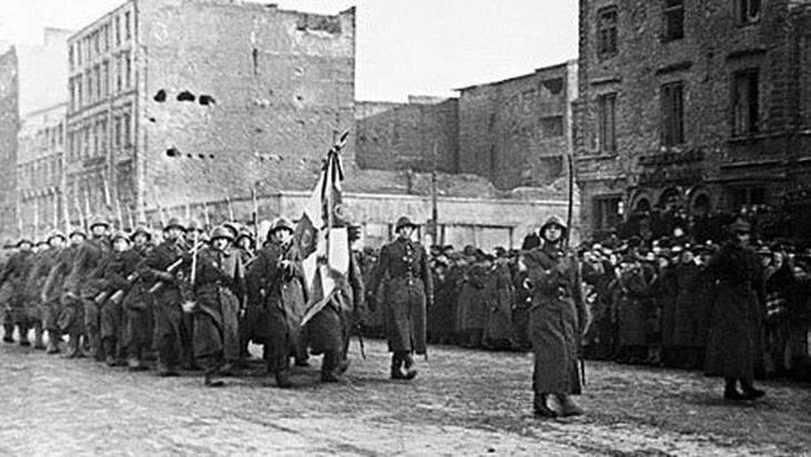 Советские войска освободили столицу Польши от немецко-фашистских захватчиков 17 января 1945 года. При освобождении Польши в период с 1944 по 1945 год потери Советского союза составили почти полмиллиона человек убитыми, около полутора миллионов военнослужащих СССР получили ранения. Фото из открытых источников