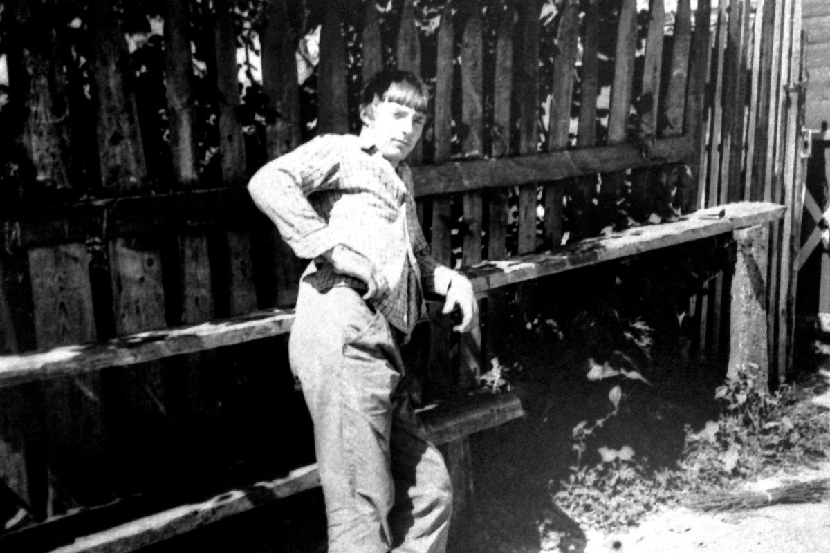 После окончания школы "деревенский дед" полтора года отработал в местной полеводческой бригаде. Фото 1975 года из личного архива автора.