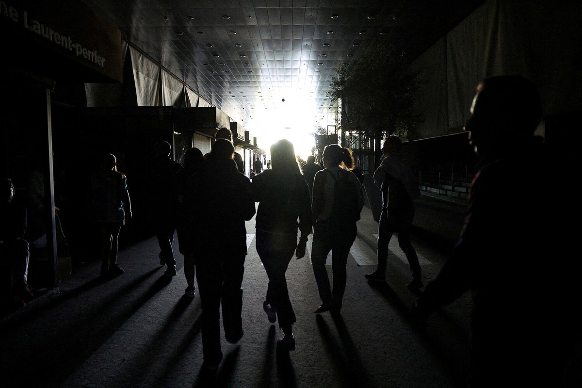 Люди гуляют в парке Мансанарес во время отключения электроэнергии, Мадрид, Испания, 28 апреля 2025 года  