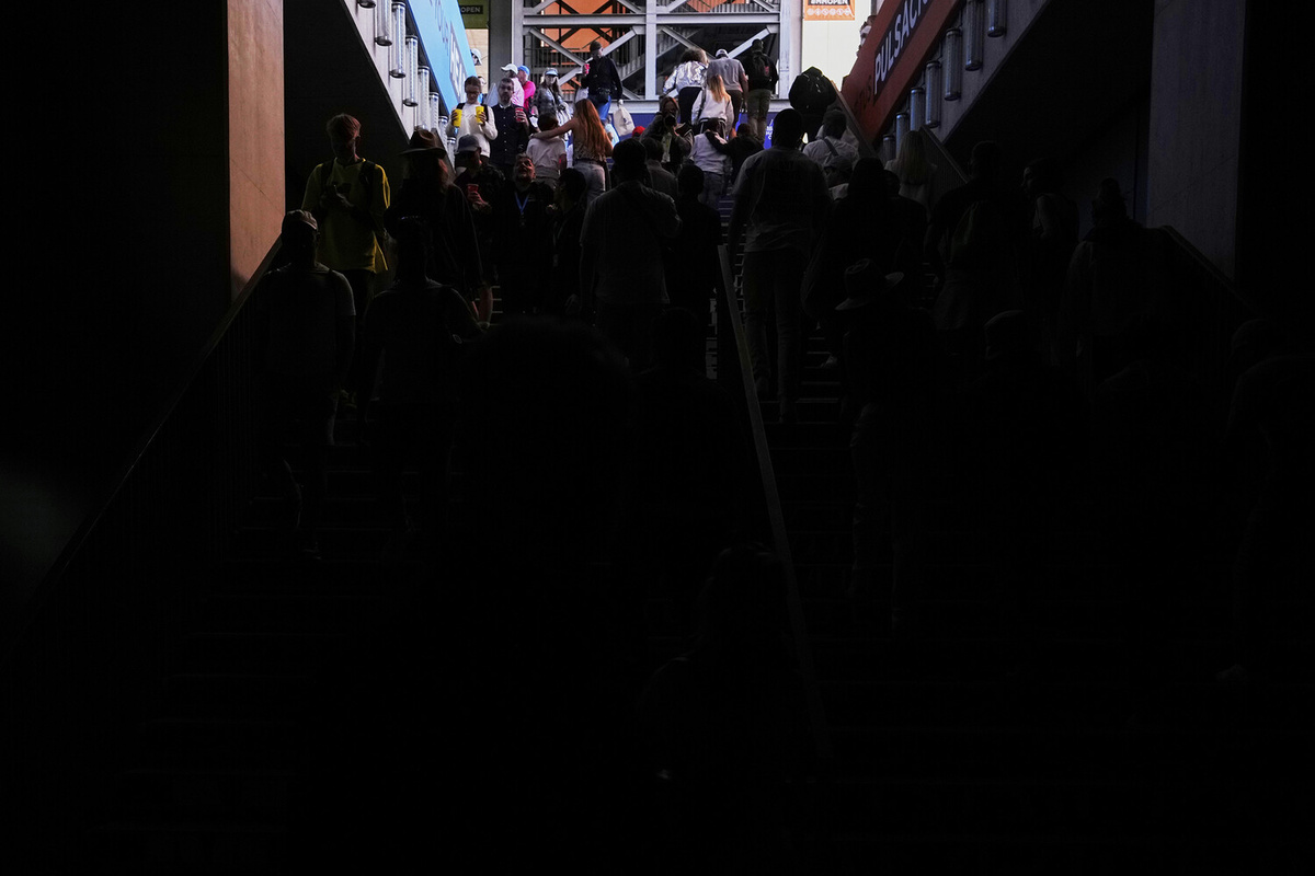 Зрители на площадке теннисного турнира Madrid Open во время всеобщего отключения электроэнергии, Испания, 28 апреля 2025 года     📷