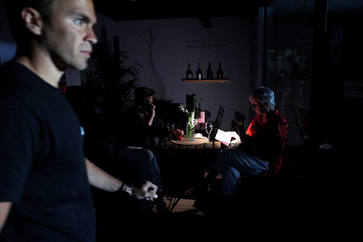 Женщина читает книгу при свете фонарика во время национального блэкаута в Испании, Мадрид, 28 апреля 2025 года    📷