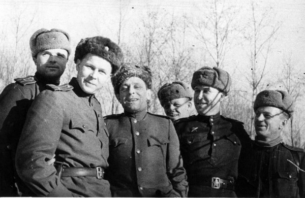 На фронте. Александр Твардовский (слева) 