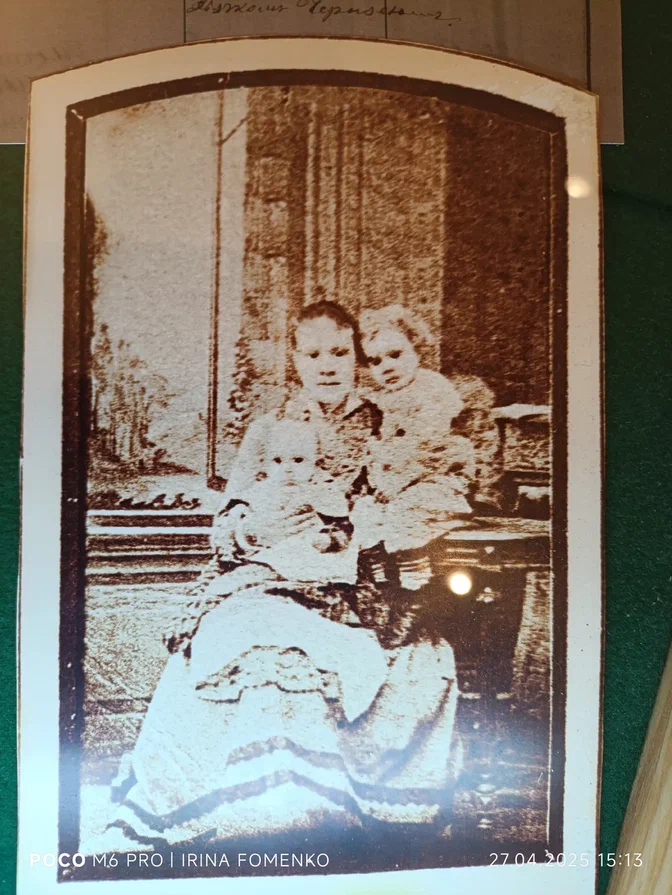 Фотокопия из семейного архива Смолиных. Предположительно, Мария Андреевна с детьми. Фото автора с экспозиции музея