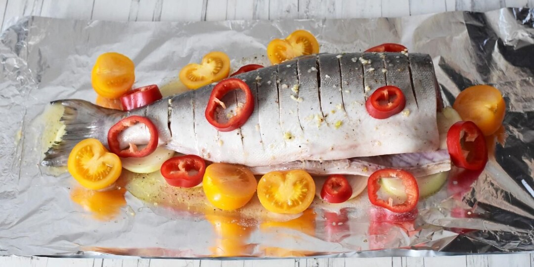 Горбуша в духовке – сочная и тающая во рту! Готовим целиком в фольге за 30 минут