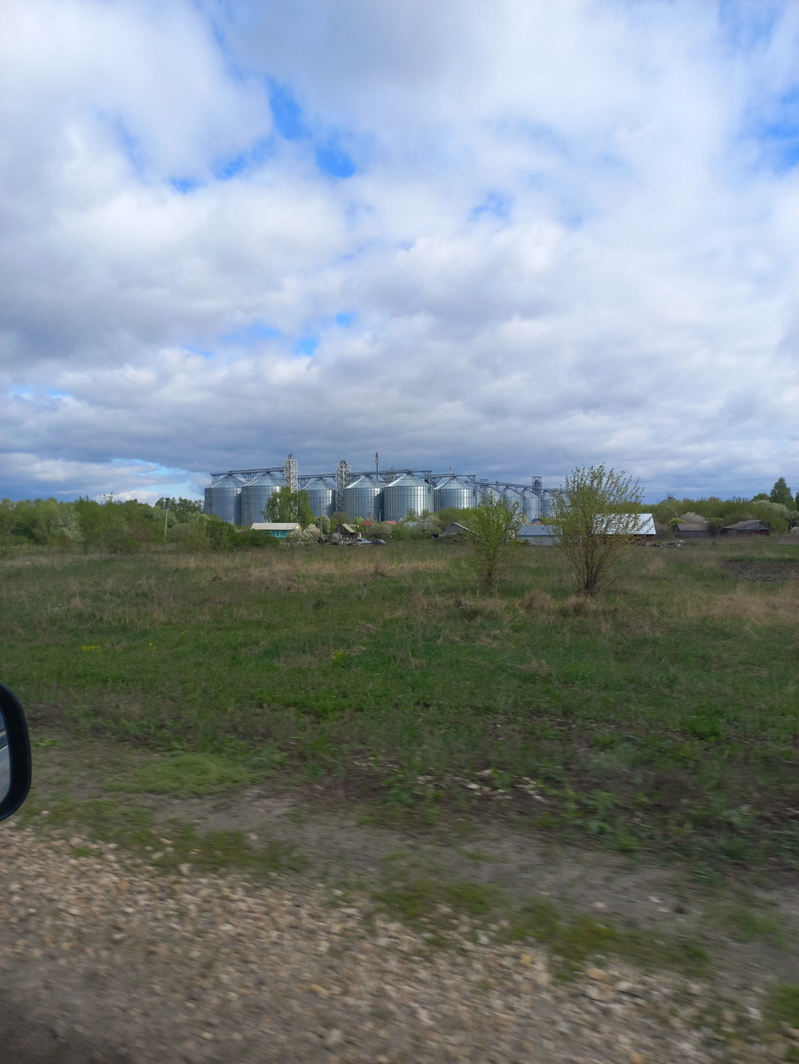 Проежали Саловку ,бункери ,зернохранилище .