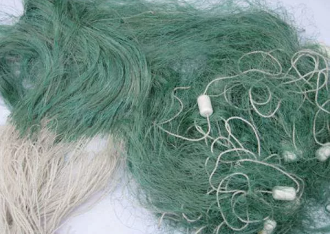 Парадокс в том , что до сих пор нет запрета на продажу сетей. На рынках их на любой вкус, размер и цвет. Всё в свободной продаже, покупай хоть километрами. В интернет-магазине любые. И как так можно бороться с браконьерами???. Это идиотизм. Много лет назад нужно было ввести строжайший запрет на их продажу. Как так можно бороться с незаконным выловом любой рыбы. Читал на днях новости наши, астраханские. Пишут тралом вытащили около 14ти километров сетей, в низовьях. Их там ставят сотнями километров. Особенно у кого есть крыша или кто может позволить себе откупиться.