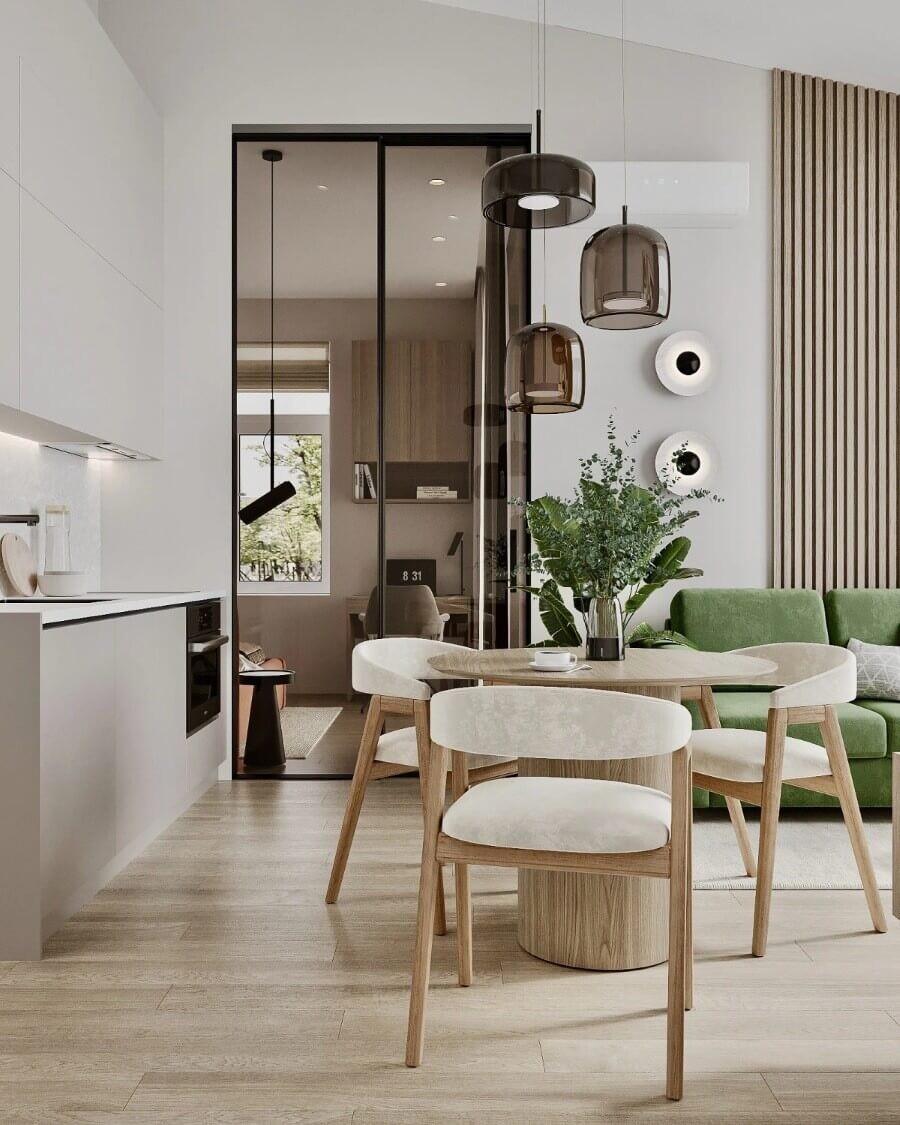 Кухня выглядит просторной за счёт светлых оттенков, а круглый стол занимает меньше места, чем квадратный или прямоугольный, что добавляет воздуха небольшому пространству. Проект квартиры в ЖК «Образцовый квартал», студия дизайна и ремонта Katushhha