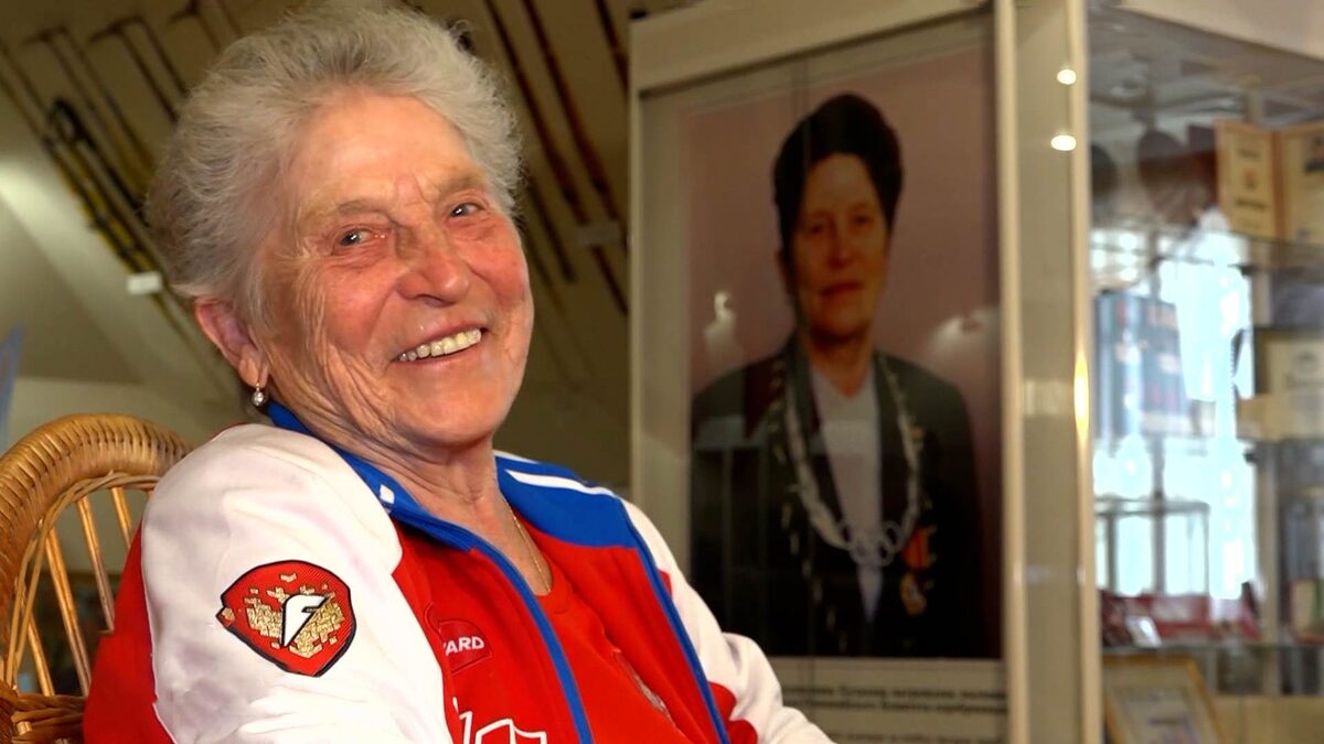 Галина Кулакова в своём доме-музее (фото из открытых источников)