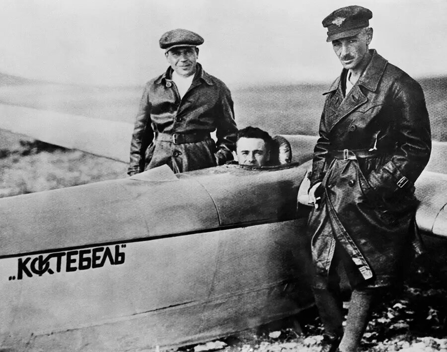 Сергей Люшин, Сергей Королёв (в планере), Константин Арцеулов на горе Узун-Сырт. Фото из интернета.