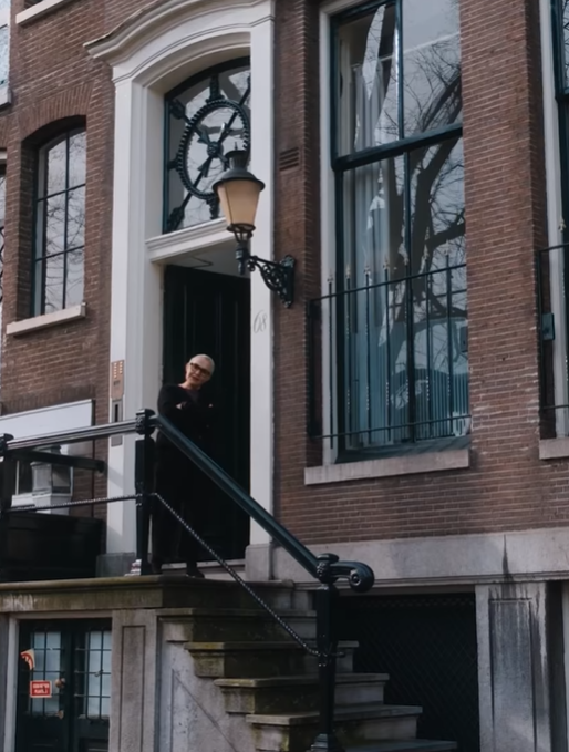 Бьянка у входа в дом