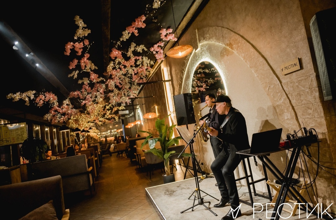 По выходным приходит фотограф и потом фотоотчеты можно увидеть в сообществе💃