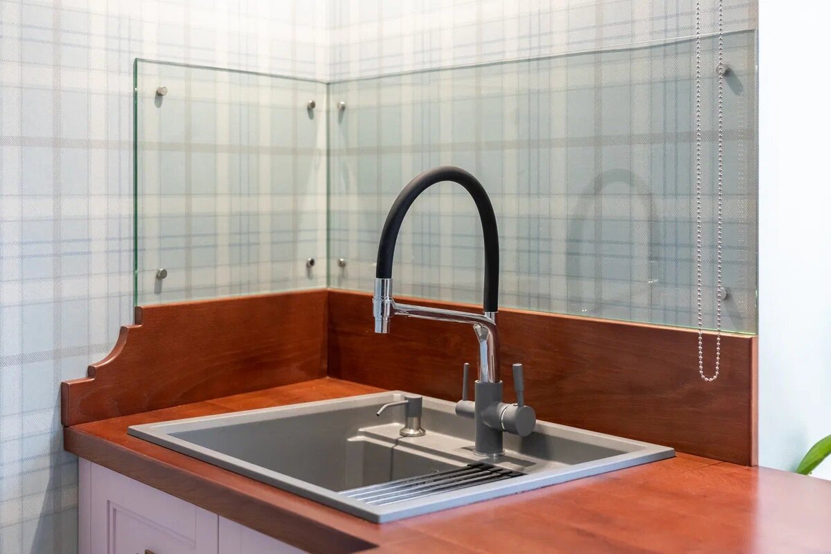 Кухонный смеситель GRANULA 0075 и кварцевая мойка цвета "Базальт" участник проекта "Квартирный Вопрос" НТВ