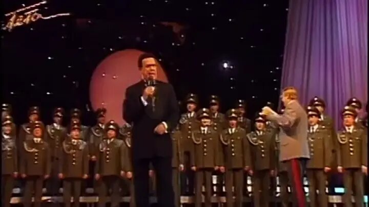 Иосиф Кобзон во время исполнения песни "Пьяный кучер" на творческом вечера Игоря Матеты