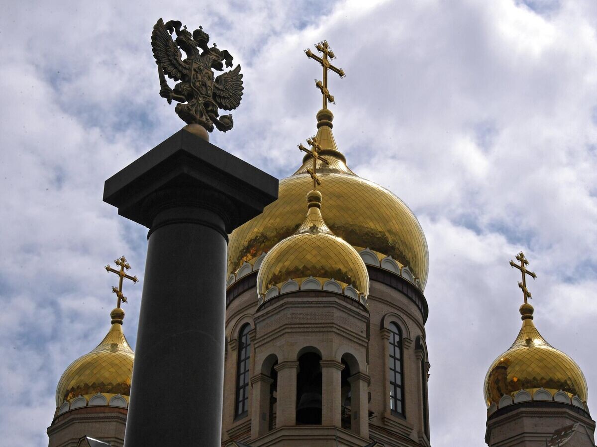    Фрагмент стелы "Город воинской славы" и купола строящегося Спасо-Преображенского кафедрального собора во Владивостоке© РИА Новости / Виталий Аньков