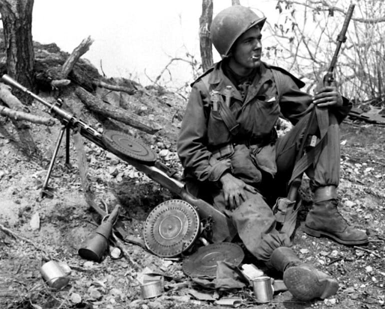 Американский солдат с М2 и трофейным ДП в Корее.