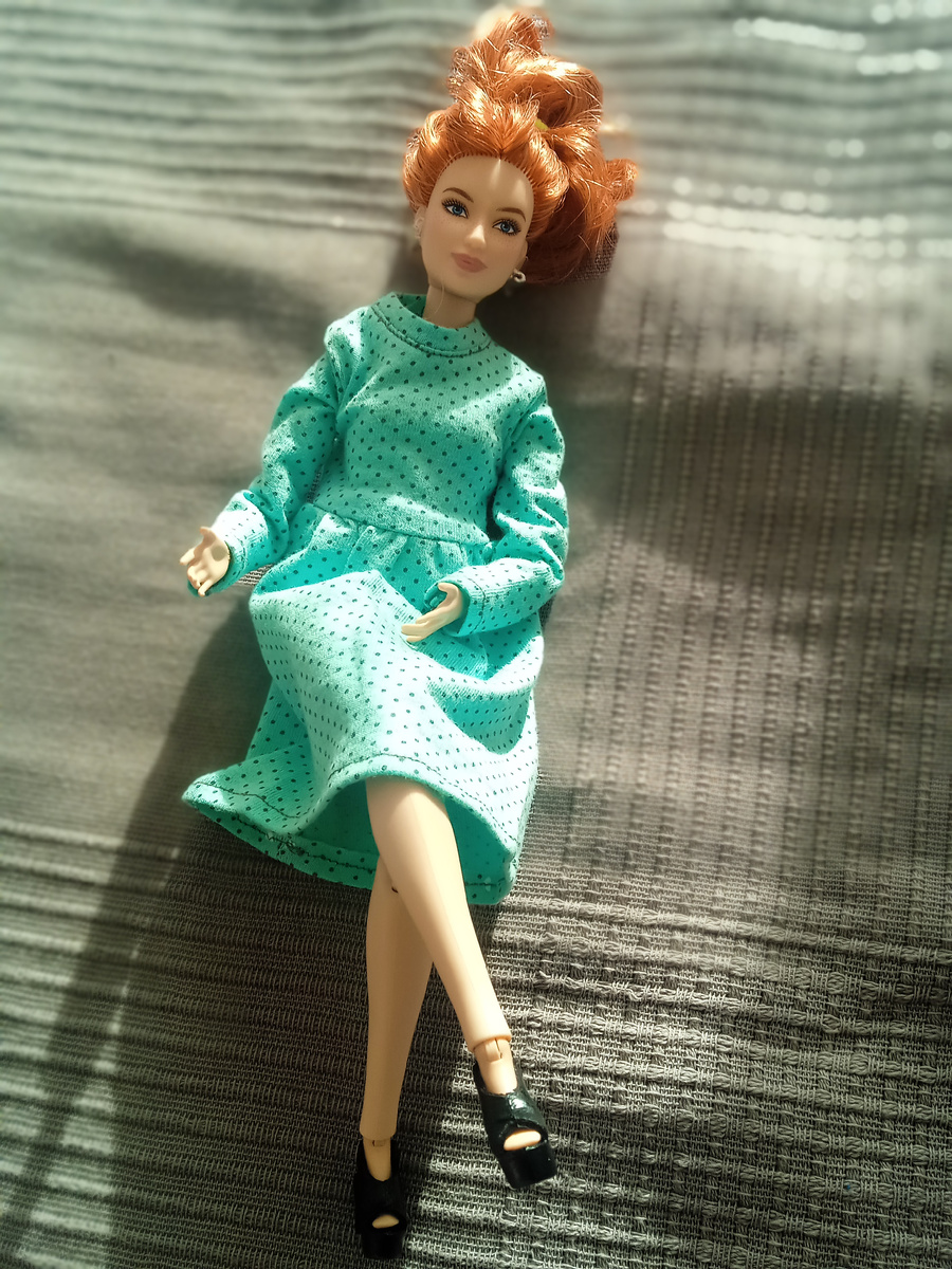 Ванда только смеётся, платье надела, на солнышке греется. Фото автора.