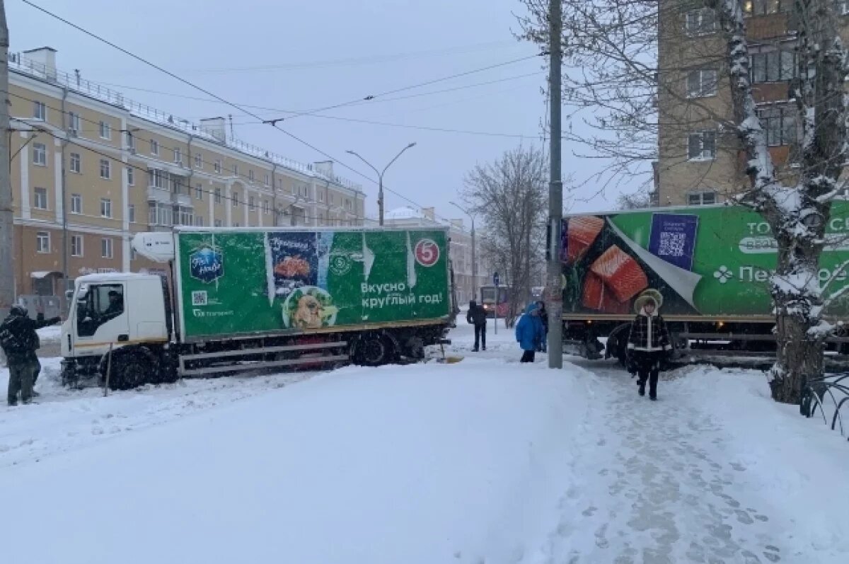    Пермякам пришлось выбираться из трамваев в сугроб из-за грузовиков на путях