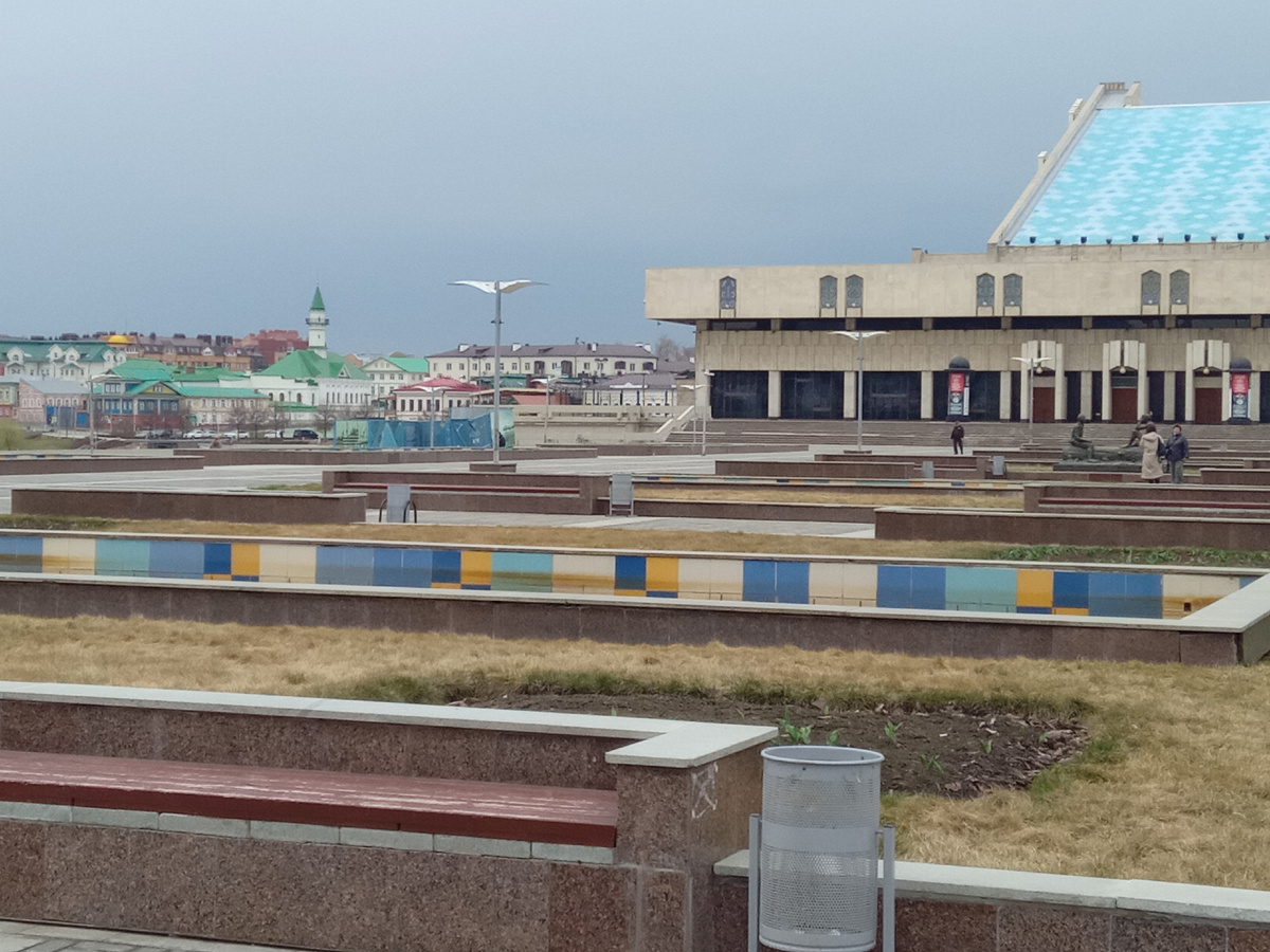 Город Казань. Набережная озера Кабан,  впереди  старое здание театра Камала. Перед ним есть памятник с изображением Шурале - мифическое существо, дух леса (татарский и башкирский фольклор). Если присмотреться, то можно его на фото разглядеть.