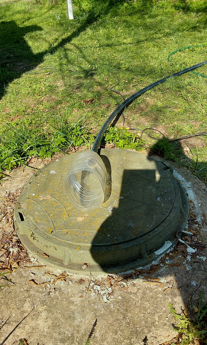 К слову, обмазочная гидроизоляция живет пару сезонов на стыке крышка колодца/люк.