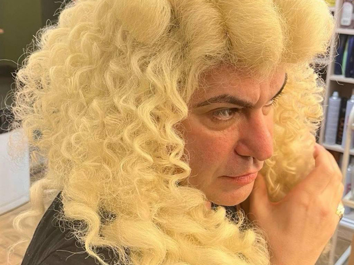     Цискаридзе примеряет парик Смоктуновского.