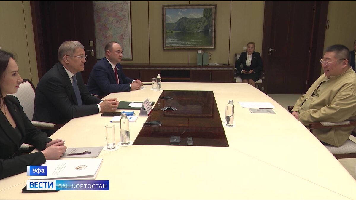    Радий Хабиров встретился с генеральным директором Китайско-Российской торговой платформы