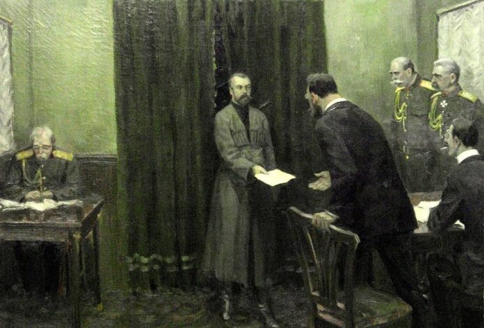 
Отречение Николая II. https://topwar.ru/148006-agonija-bylo-li-dobrovolnym-otrechenie-nikolaja-ii.html