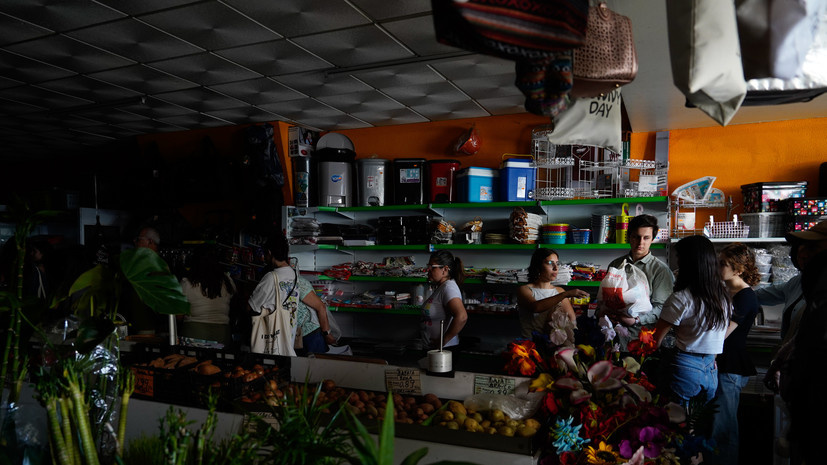     Магазин в Лиссабоне (Португалия) во время отключения электричества Gettyimages.ru Adri Salido