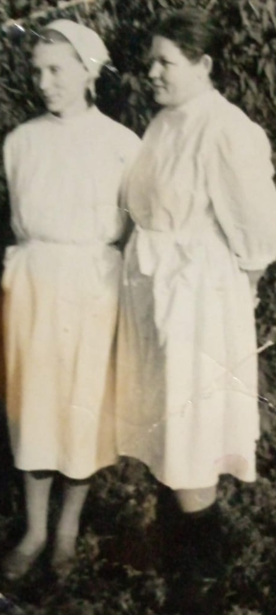 Слева Елена Анисимовна, справа Мария. 